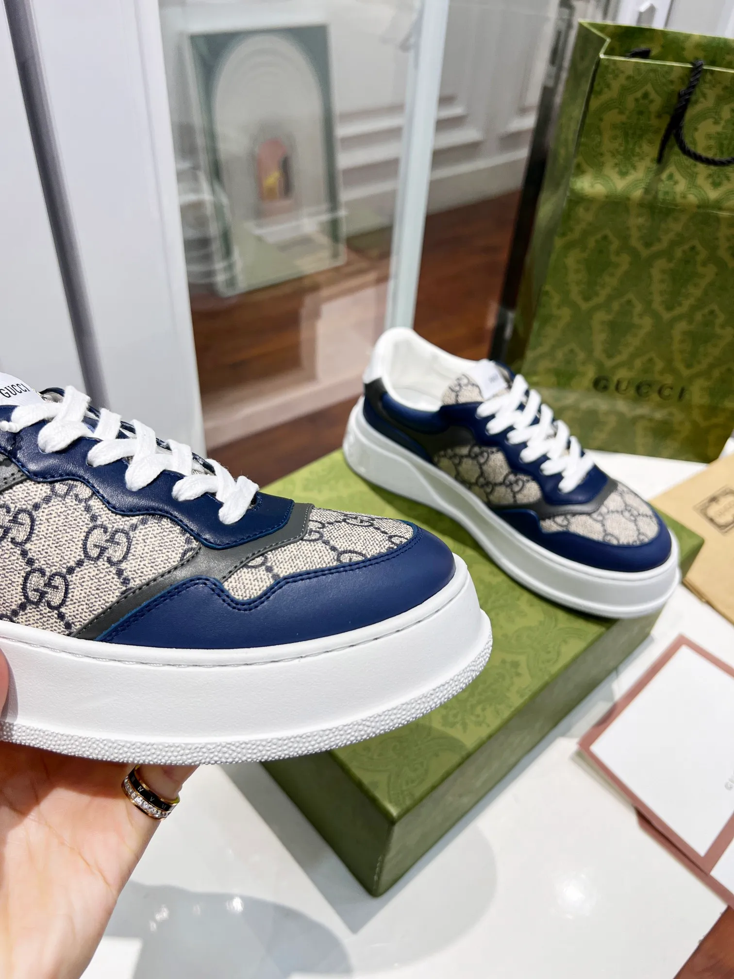 👟👟Ex-factory price👟👟Ex-factory price 480👟👟 Brand new Chunky B series lightweight soft thick sole sports series! G family's white shoes for couples, GUUC* counter-synchronized shoes, ancient and exotic catwalk models! The style design is light, luxurious and retro...thick sole increases height...similar to an upgraded version of classic white shoes! Original customized cowhide fabric (classic old floral fabric, perforation, embossing process), cowhide lining, original foam lightweight outsole, GG Logo on the heel, 4cm thick sole, classic Gucci webbing... Women's 35-40/Men's 39-44 (full size) Women's 41, Men's 45 are custom-made and non-returnable